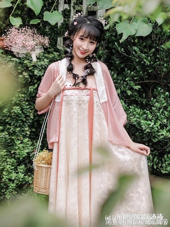 可出可换，  科幻汉服