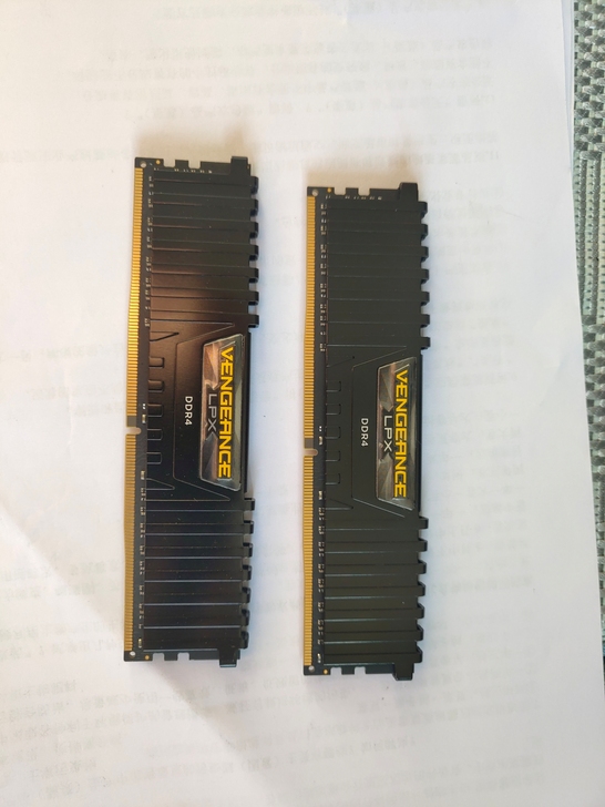 海盗船8g ddr4 3200内存条，台式...