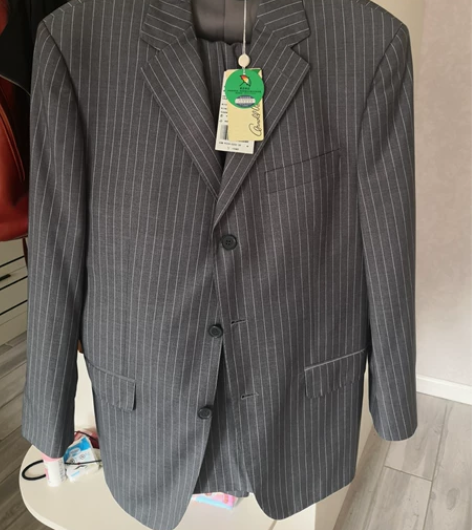 全新正品花雨伞西服套装，仅试穿，未下水，M...