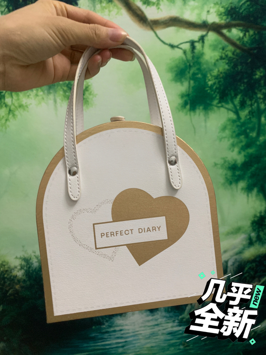完美日记情人桥手提包，挺可爱的，背着玩玩，...