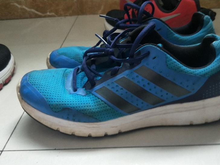 Adidas运动鞋可小刀