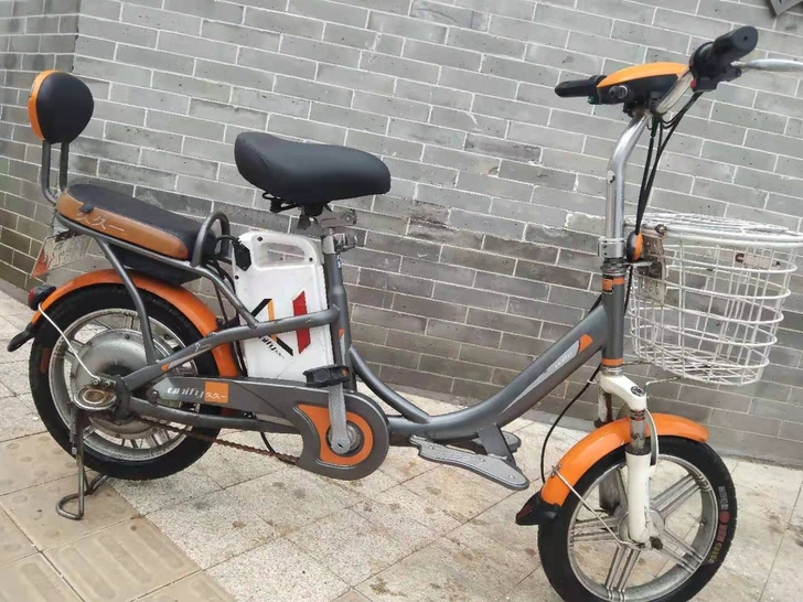 锂电池电动车，有永久白牌，刹车喇叭灯都好用...