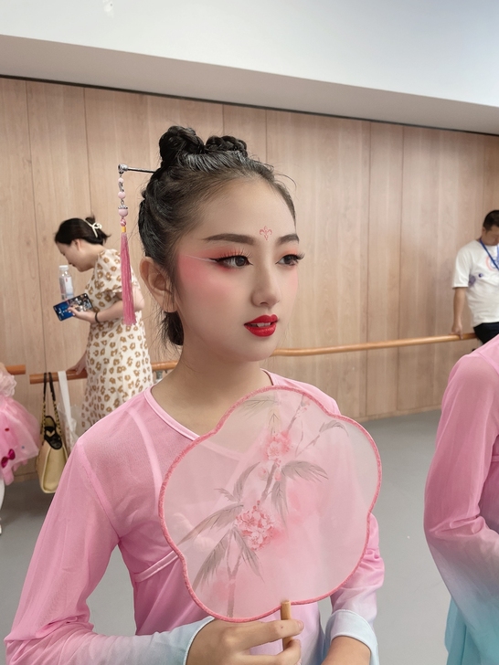 化妆造型:儿童舞台妆发，根据舞台，服装，五...