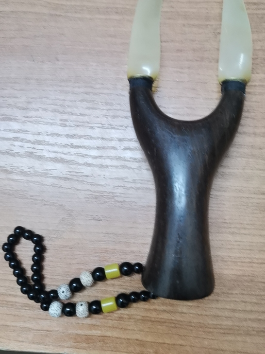 木头弓，微瑕疵。低价出售，不退不换。