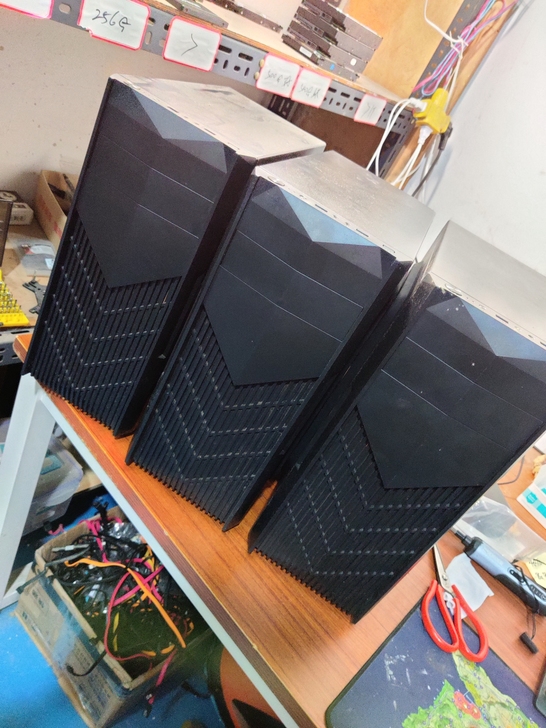 电脑机箱。不是侧透的。成色看图,个人电脑拆...