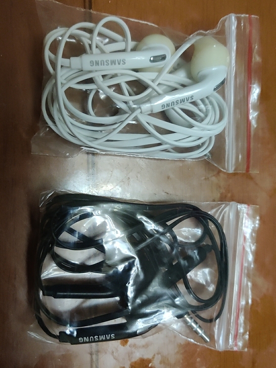 三星有线耳机 ,一黑一白,2条一样的,功能...