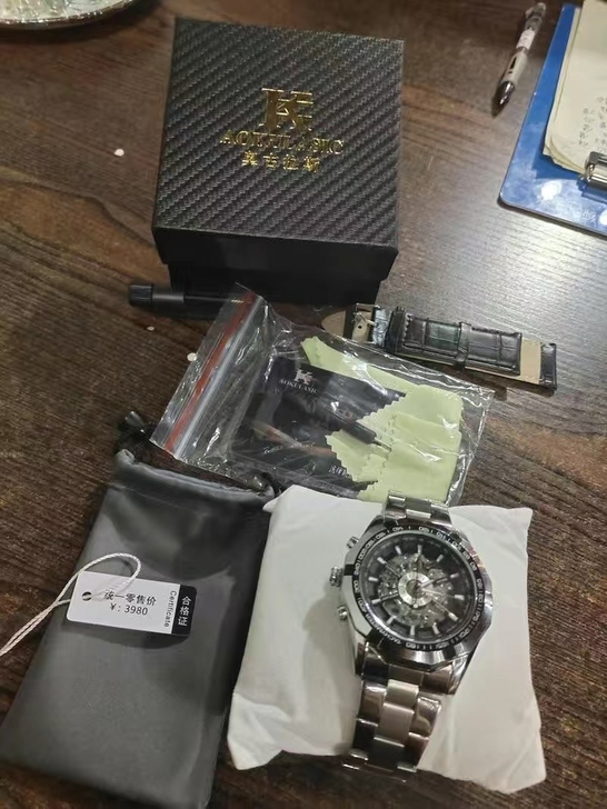 机械手表全自动的，在专柜买了，当时三千多。...