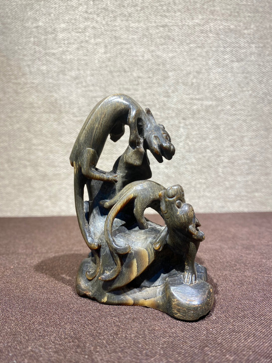 清代牛角雕螭龙 高8厘米