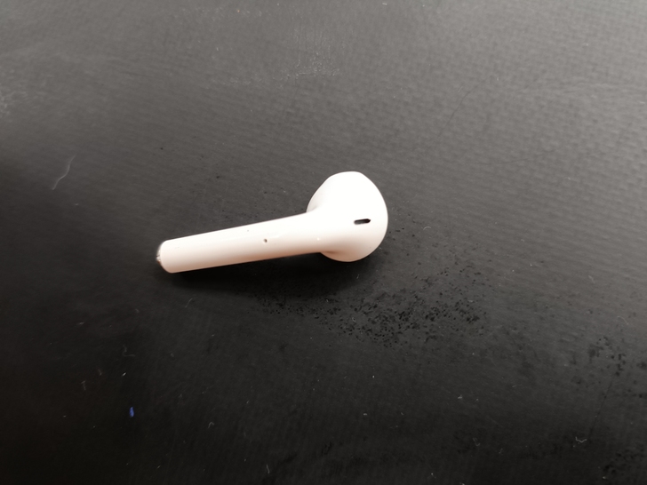 苹果蓝牙耳机（我也不确定），顾客来店里玩的...