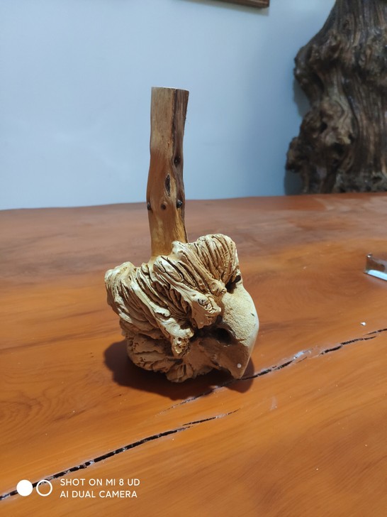 闲置实木花瓶。