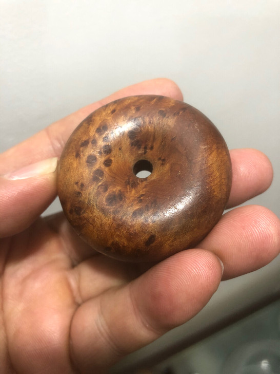 闲置物品老崖柏雕刻的圆形挂件