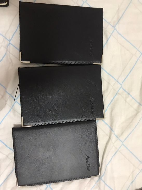 三个厚牛皮笔记本，就写了几页，便宜出15元...