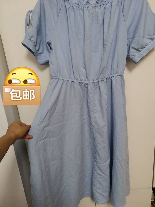 我对象今年4月份实体店买的裙子，蓝色的。实...
