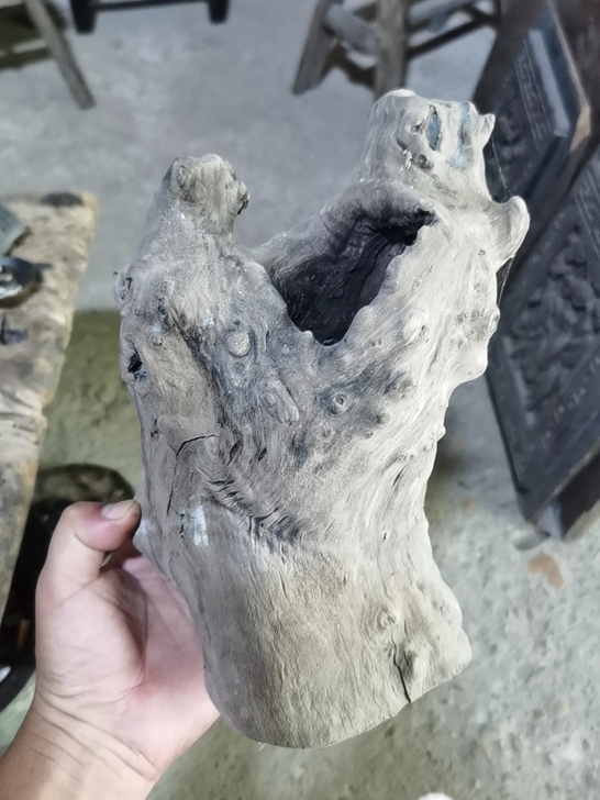 老空心木头一个，可以插花或做笔筒，品相如图...