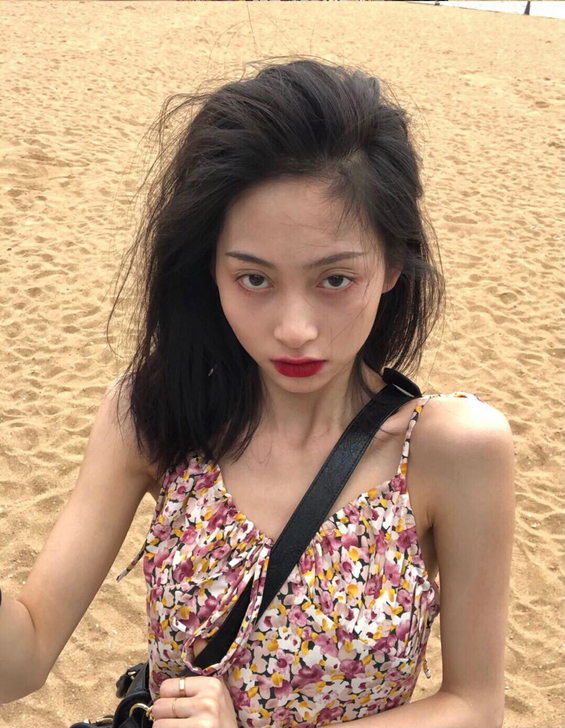 周章章 马赛落日初恋碎花短款吊带裙修身法式...
