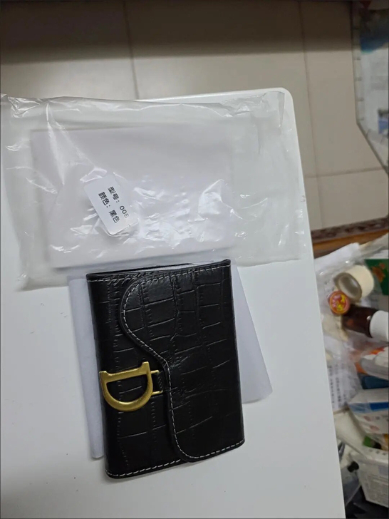 牛皮短款钱包全新刚买的，不太喜欢出了