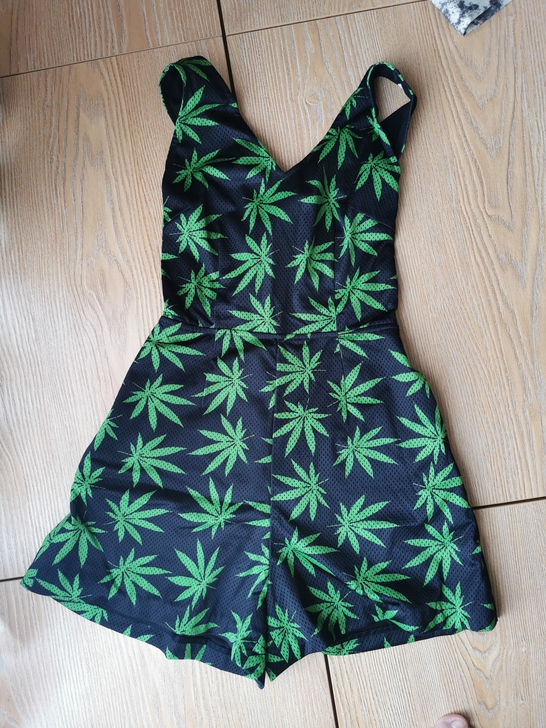 欧时力连体裤～后背交叉露腰小心机～比较适合...