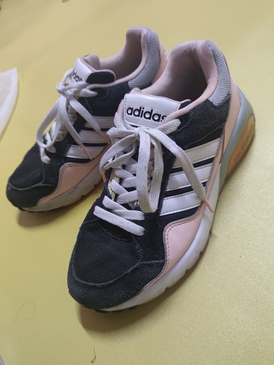 Adidas女生运动鞋37码