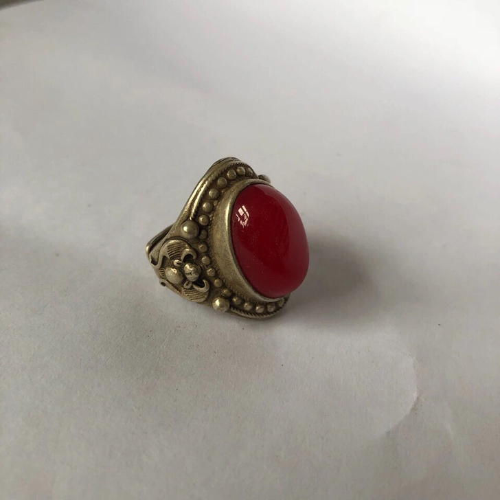 老家收的红宝石戒指，是一位老婆婆的嫁妆，大...