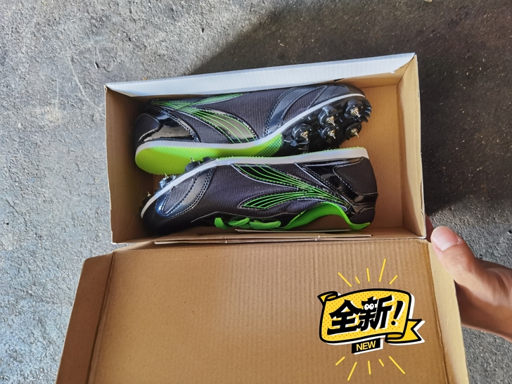 不知道什么牌子的钉鞋，39一双，41一双，...