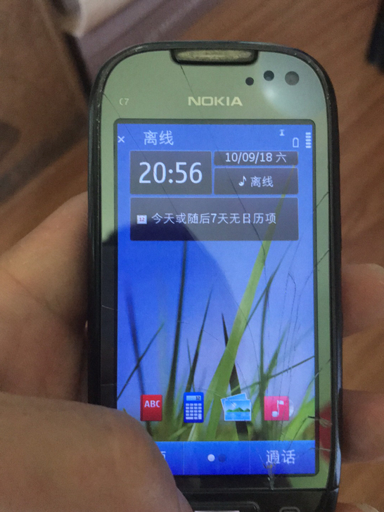 搬家翻出,诺基亚老手机一个,外屏坏了,配件出
