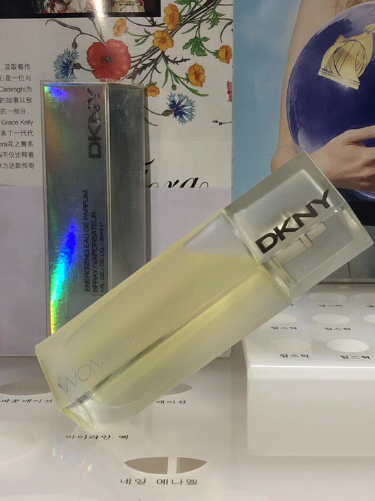 唐娜凯伦同名女士30ml量满，如图.有盒没...