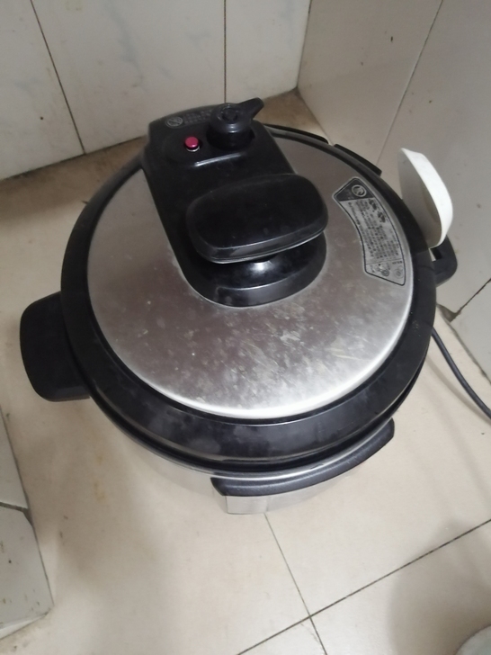 电饭锅，电压力锅，美的电压力锅，9.9新。...