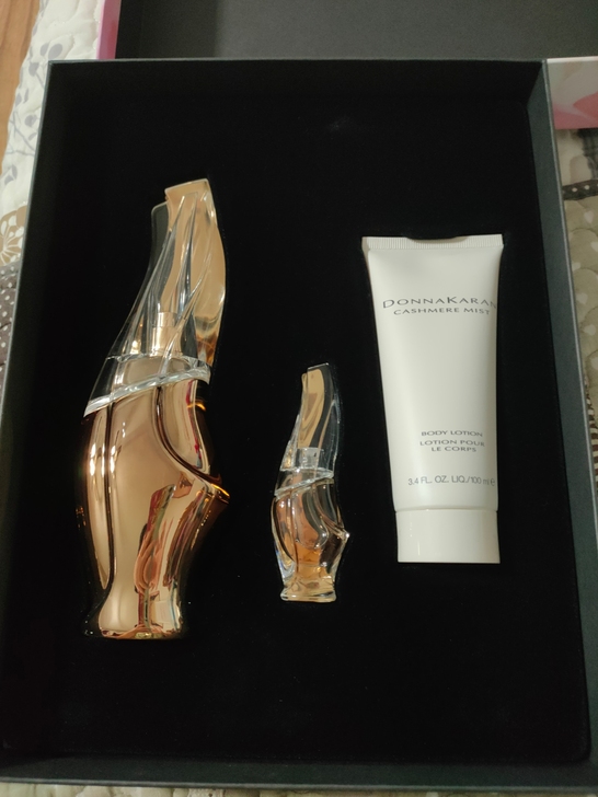 唐娜卡兰香水，edp   别看是金属瓶身，...