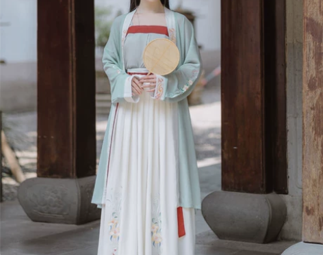 白菜汉服，正版，绣花，出门三四次，八九成新...