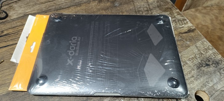 Macbook电脑壳,键盘保护膜,估计还有...
