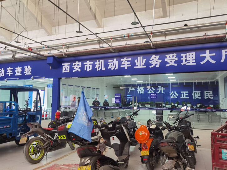 这么冷的天，大风吹着就是为了天气暖和的时候...