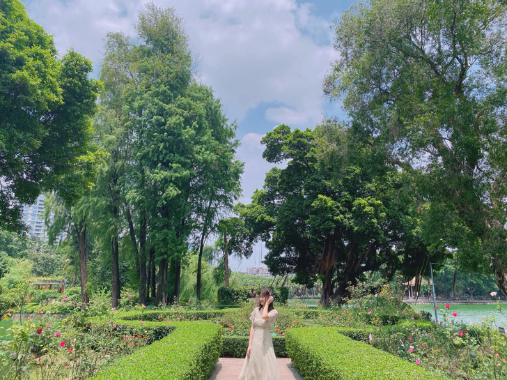 这件连衣裙是去年八月份买的，就穿过一次出去...