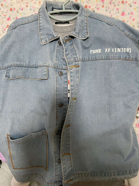 牛仔外套。码数如图所示，所见即所得，牛仔的...