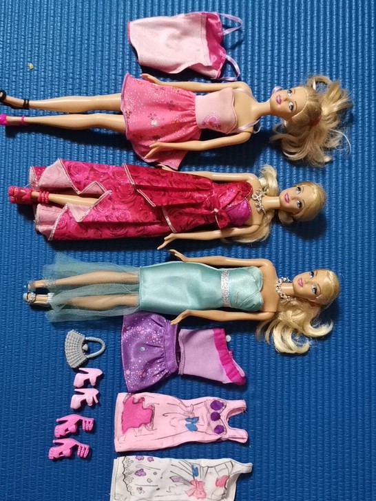 宝宝的芭比娃娃，有点鞋子不成套了，打包卖