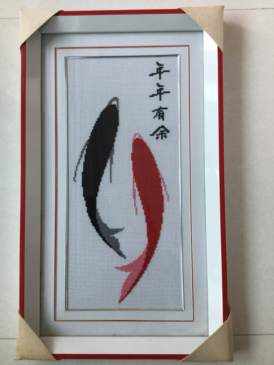 刺绣画，年年有余