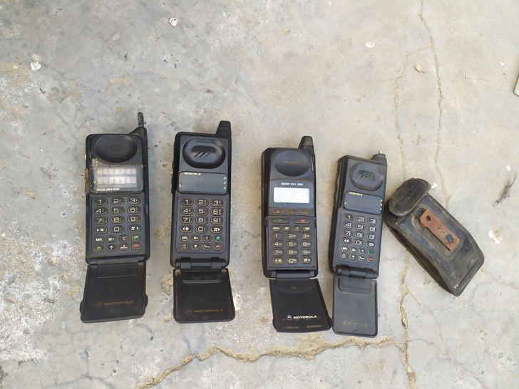 摩托罗拉,三个,另外一个白送,没有充电器,...