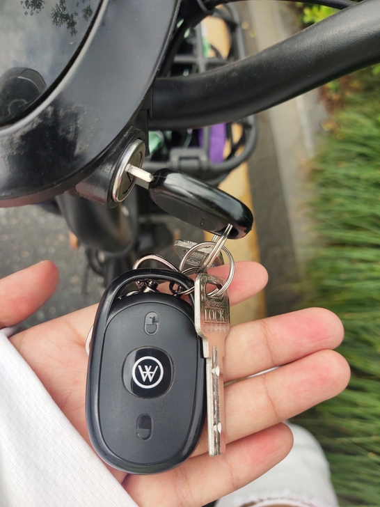 出爱玛电动车。定位转塘,阿里飞天园区,中国...