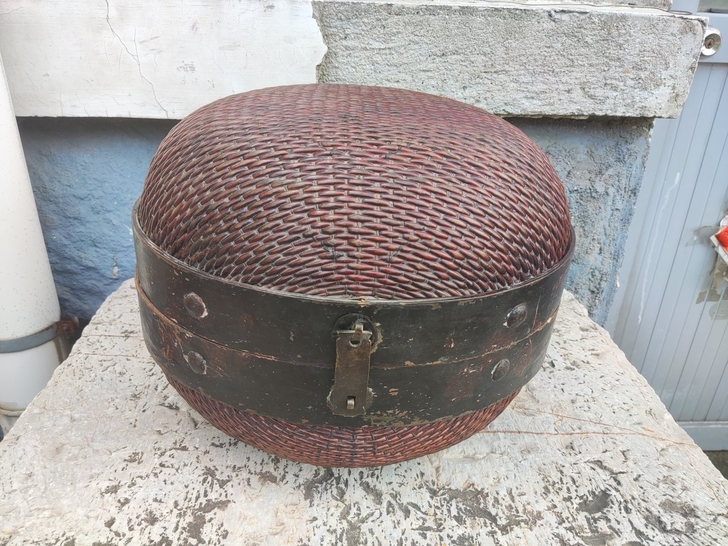 清代彩绘镶铜件藤编大捧盒