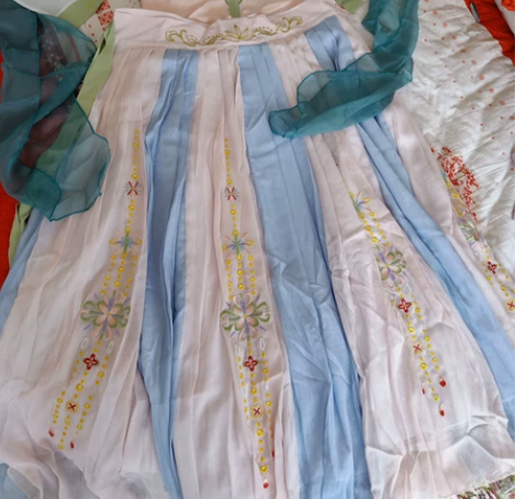 齐腰襦裙，一片式破裙。上襦是半臂加里衣，带...