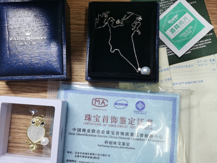 珍珠项链(上面还有一小颗钻石),原价237...