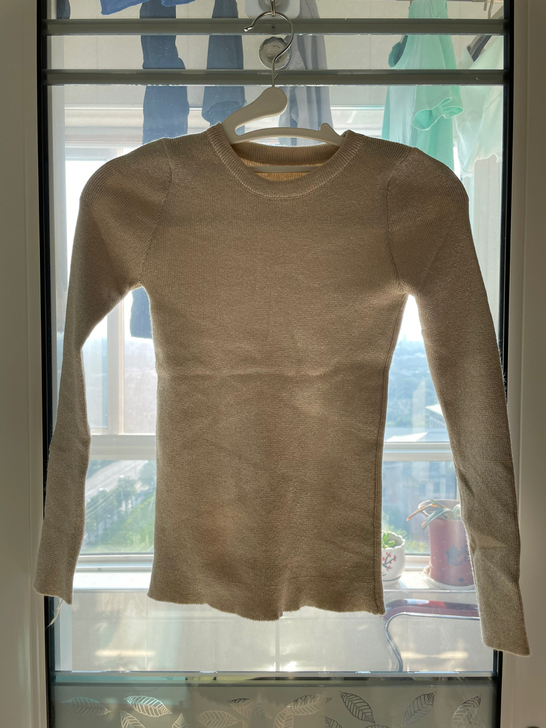 同款针织衫、里面有金丝， 稍微有点扎