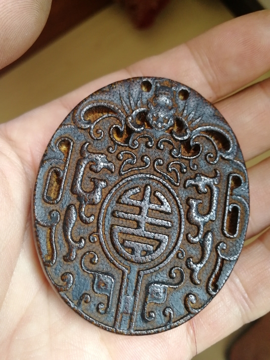 疑似竹根雕或角雕，双面雕刻，两面花纹一样。...