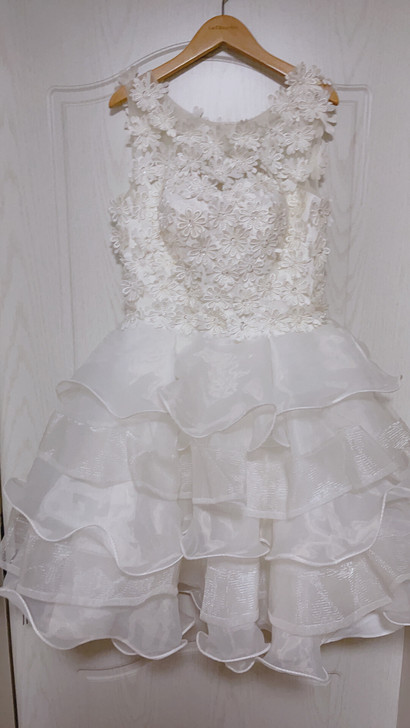 白色香风蕾丝裙 买裙子送毛绒小披肩