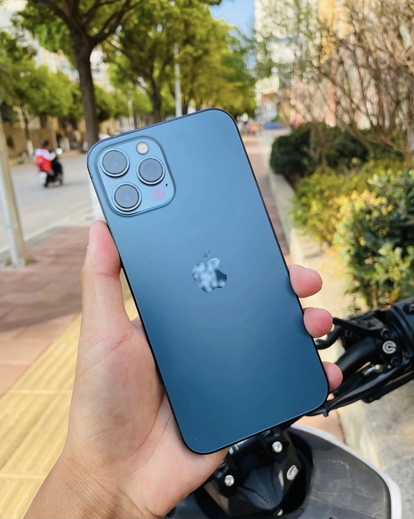 女生自用iPhone 12 Pro Max...