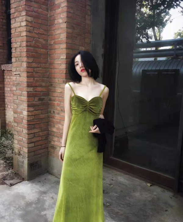 港风吊带裙，面料有弹性，九成新