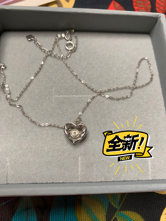 潮宏基钻石项链。买上一次都没戴过。票盒子都...