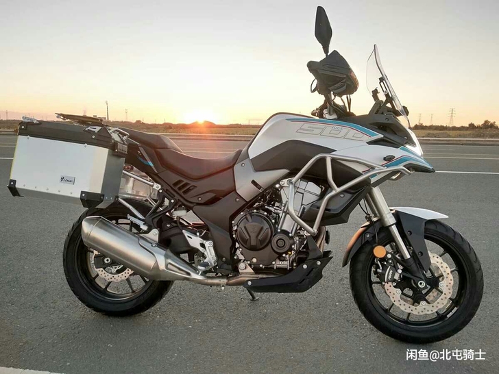 无极500DS中排休旅摩托车,挂咸鱼缓慢出...
