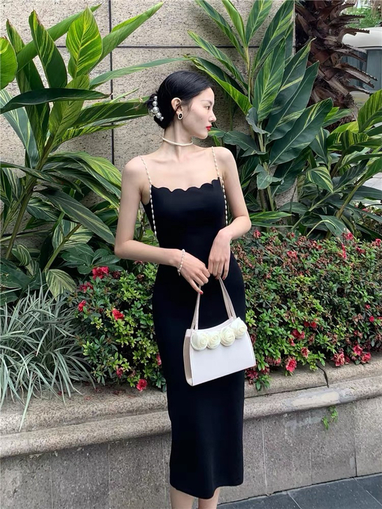 港风复古2021春夏款方领珍珠吊带裙性感紧...