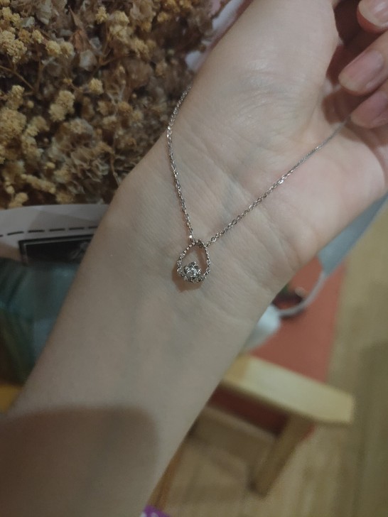 梦金园钻石项链白金镶钻的套链，搭配闪o链