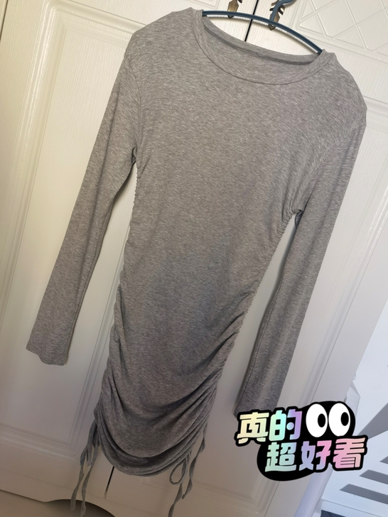 这个料子很舒服有点像莫代尔面料，超级显身材...